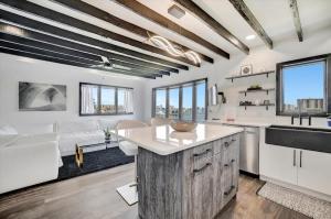 Η κουζίνα ή μικρή κουζίνα στο The Aura a Luxury Waterview Condo & heated pool