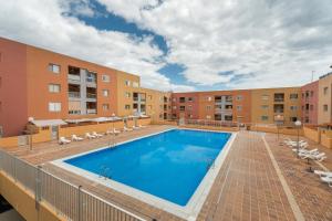 an image of a swimming pool at a apartment complex at Apartamento Erma Candelaria in Candelaria