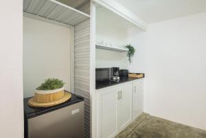 Kuchyň nebo kuchyňský kout v ubytování KITE BEACH HOTEL Oceanfront Apartments