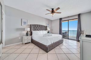 1 dormitorio con 1 cama, ventilador de techo y balcón en Phoenix V 1105, en Orange Beach