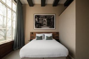 Giường trong phòng chung tại Adam's Canal House