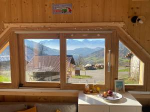 Habitación con ventana grande en una casa de madera en La Dolce Vita Chalet, en Le Bouchet-Mont Charvin