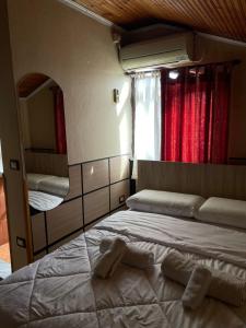 Rúm í herbergi á Ideal