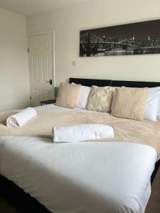 Ένα ή περισσότερα κρεβάτια σε δωμάτιο στο Hospital Convenience - 3 bed house, driveway parking, high speed wifi