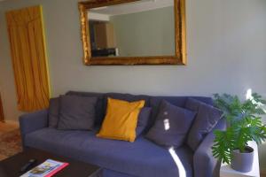Χώρος καθιστικού στο Dinbnb Apartments I Charming 3-Bedroom in the Heart of the City +16 φωτογραφίες