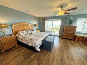 een slaapkamer met een bed en een plafondventilator bij SN9615- Byrd's Nest in Nags Head