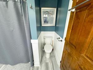 een badkamer met een toilet en een blauwe muur bij SN9615- Byrd's Nest in Nags Head +28 foto's