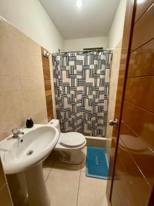 une salle de bain avec un lavabo, des toilettes et une douche dans l'établissement Departamento en edificio de estreno en Chiclayo, à La Victoria 22 autres photos