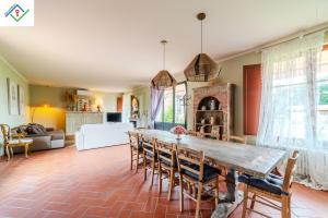 Kuchyň nebo kuchyňský kout v ubytování Villa Orlando Lux con Piscine Private a Lucca by TuscanyWeGo