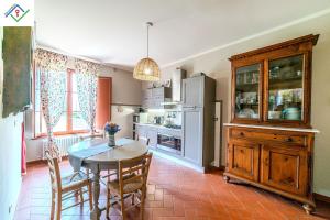 Kuchyň nebo kuchyňský kout v ubytování Villa Orlando Lux con Piscine Private a Lucca by TuscanyWeGo + 52 fotografií