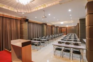 una habitación con hileras de mesas y sillas en Leelawadee Grand Hotel, en Udon Thani