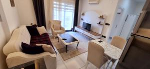 a living room with a couch and a tv at Best life 6 in Alanya