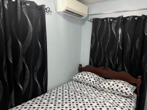 The LimeThe Lime Suite Apt #2的一间卧室配有一张黑色床头板的床