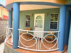 Un balcon sau o terasă la The Lime Suite Apt #2