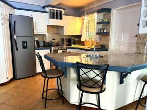 O bucătărie sau chicinetă la The Lime Suite Apt #2