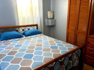 Un pat sau paturi într-o cameră la The Lime Suite Apt #2