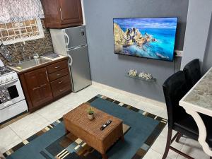 O bucătărie sau chicinetă la The Lime Suite Apt #2