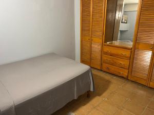 Un pat sau paturi într-o cameră la The Lime Suite Apt #2