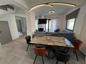 a living room with a table and a couch at Arachova Villa Paris in Kalívia