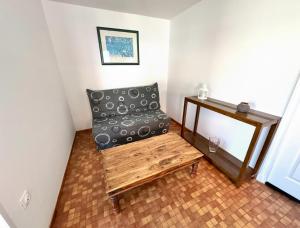 a room with a bench and a table at ANNE - Maisonnette confortable avec Cour privée à Berck-Plage in Berck-sur-Mer