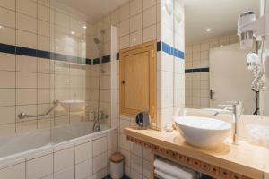 Koupelna v ubytování Hôtel Le Bois Joli + 37 fotografií