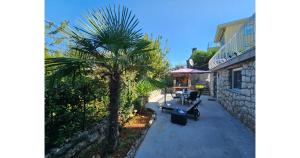 En have udenfor Apartman Luna - 50 m od mora