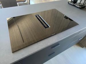 un bancone da cucina con un cassetto con un lavello di The Panoramic Chalet a Stranda Altre 40 foto