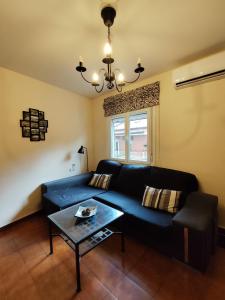 a living room with a blue couch and a table at Apartamento El Corazón de Gredos in Arenas de San Pedro