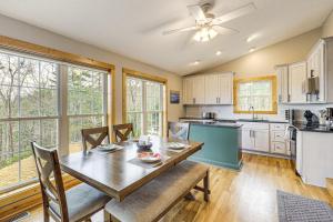 une salle à manger avec une table et des chaises et une cuisine dans l'établissement Pet-Friendly Cabin with Hot Tub in North Carolina!, à Stony Fork