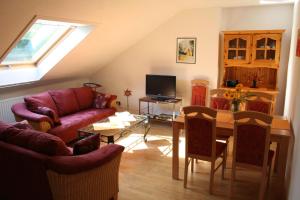 ein Wohnzimmer mit einem Sofa und einem Tisch in der Unterkunft Ferienwohnungen Krauss in Ringsheim