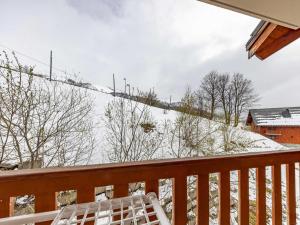a chair on a balcony with a snow covered hill at Appartement lumineux 6 pers aux pieds des pistes, Saint-François-Longchamp - FR-1-807-30 in Saint-François-Longchamp