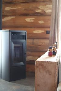 Imagen de la galería de Auvergne, Chalet cinq étoiles en fuste, 6 personnes avec spa, campagne et chevaux, en Saint-Jean-en-Val