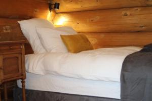 Imagen de la galería de Auvergne, Chalet cinq étoiles en fuste, 6 personnes avec spa, campagne et chevaux, en Saint-Jean-en-Val