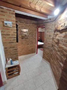Habitación con pared de piedra y aro de baloncesto en Cabaña ParaLelo 1, en Viedma
