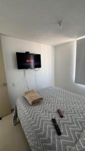 a bedroom with a bed with a television on the wall at Apartamento con Vista espectacular en Barranquilla in Barranquilla +8 photos