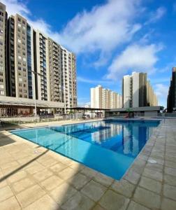 a swimming pool in a city with tall buildings at Apartamento con Vista espectacular en Barranquilla in Barranquilla