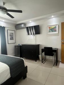 TV a/nebo společenská místnost v ubytování City Caribbean Hotel Boutique
