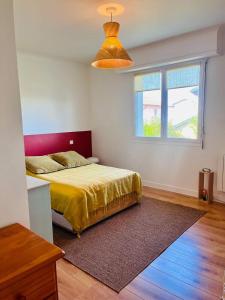 Ένα ή περισσότερα κρεβάτια σε δωμάτιο στο Belle maison grand jardin proche Côte des Basques