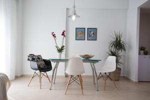 comedor con mesa de cristal y 3 sillas en Polis Apartments, en Tesalónica