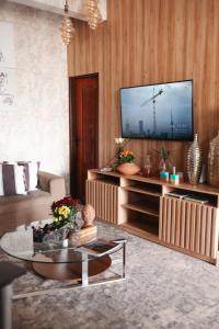 a living room with a couch and a television at Hotel Indiana in Paragominas