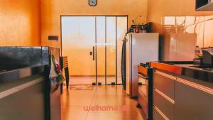 a kitchen with a refrigerator and a door at Casa incrivel em Bebedouro com piscina e lazer in Bebedouro