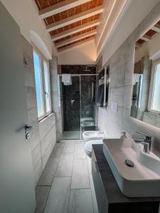 un bagno con due lavandini e una doccia di B&B Piccola Stella a Pisa