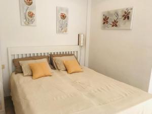 Una cama con dos almohadas encima en un dormitorio. en Atlantic sunset studio, en Costa del Silencio 12 fotos más