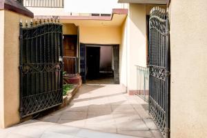 un ingresso di un edificio con cancelli di ferro di Collection O Gauravaddo Calangute a Goa
