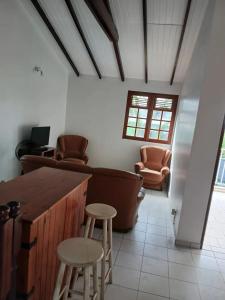 Posezení v ubytování Appartement charmant à Sainte-Rose avec piscine