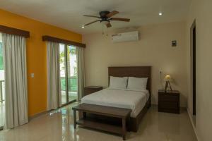 ein Schlafzimmer mit einem Bett und einem Deckenventilator in der Unterkunft Mario's house 2 beautiful rooftop pool in Cozumel + 47 Fotos