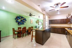 eine Küche und ein Esszimmer mit Tisch und Stühlen in der Unterkunft Mario's house 2 beautiful rooftop pool in Cozumel