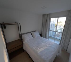 Posteľ alebo postele v izbe v ubytovaní Apartamento Novo e Completo no Centro com garagem