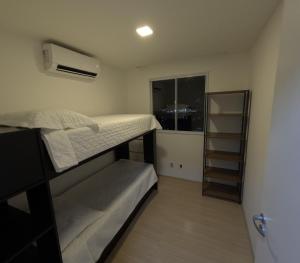 Posteľ alebo postele v izbe v ubytovaní Apartamento Novo e Completo no Centro com garagem + 37 fotografií