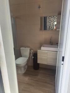 Koupelna v ubytování Kit net com piscina para alugar